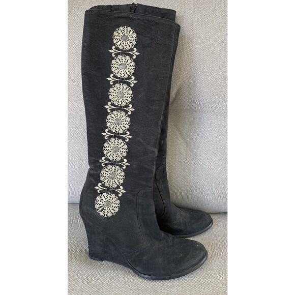 Kenneth Cole Italy Tall Wedge Boots Women’s 8.5, Black Leather Embroidered 39.5 - Picture 1 of 13
